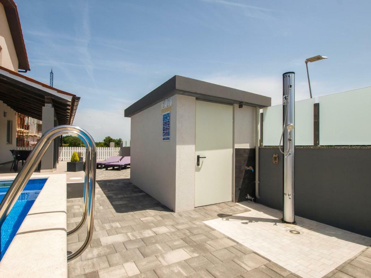 4 Stars Apartments-Pikula Fažana Exteriör bild