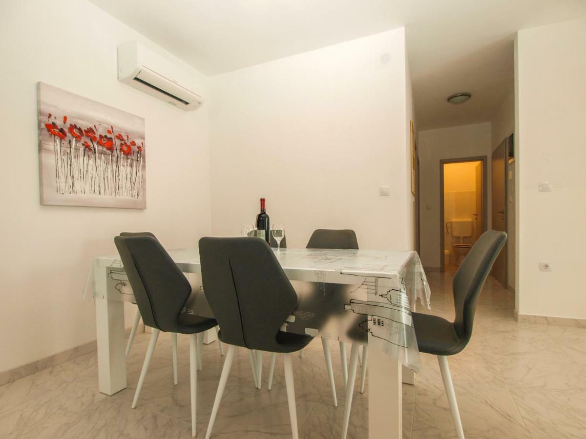 4 Stars Apartments-Pikula Fažana Exteriör bild