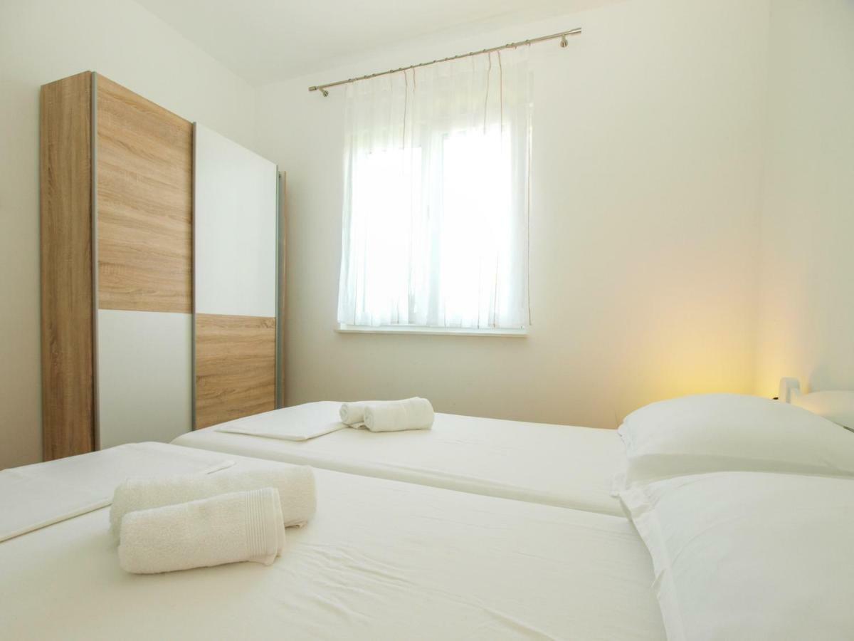 4 Stars Apartments-Pikula Fažana Exteriör bild